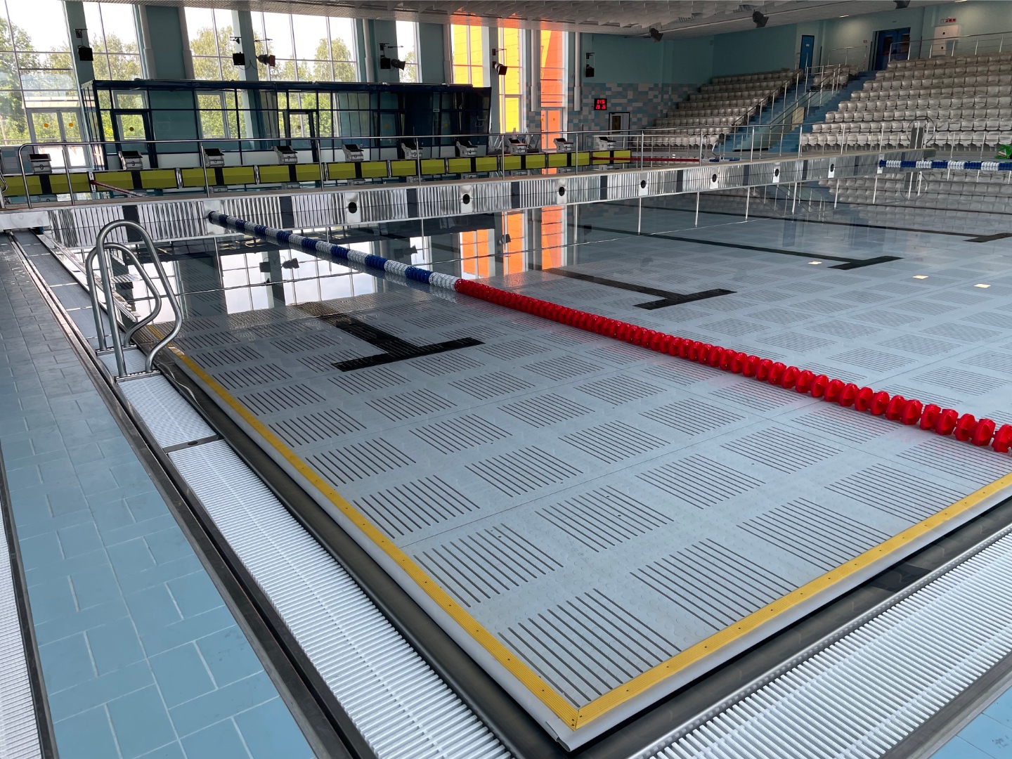 Подвижный пол для бассейна